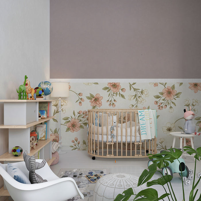 Papel de parede para quarto de bebé | Flores delicadas sobre fundo creme com toques de rosa