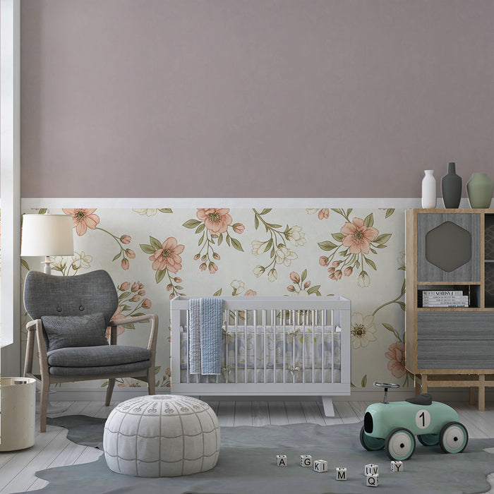 Papel de parede para quarto de bebé | Flores delicadas sobre fundo creme com toques de rosa