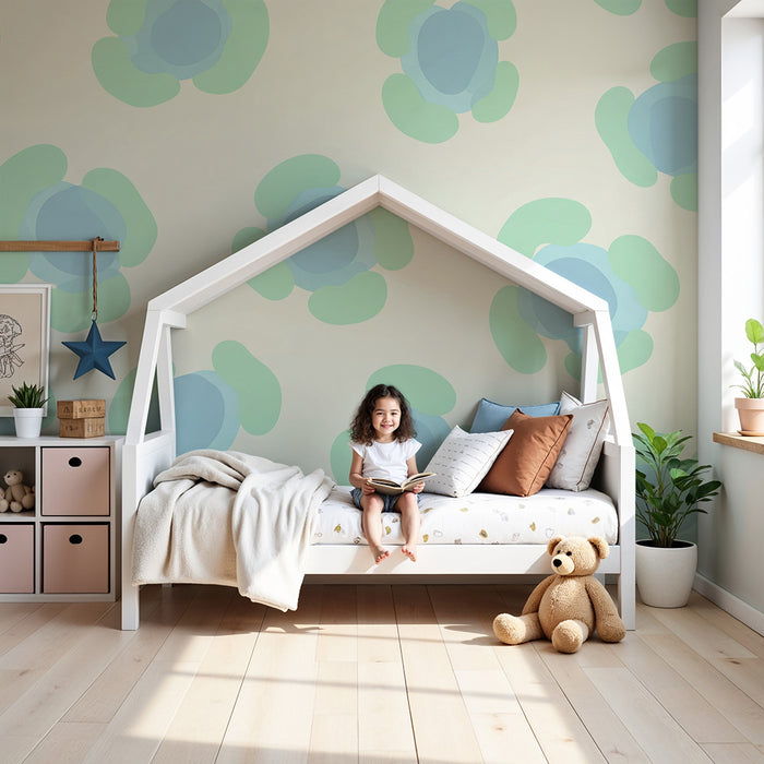 Papel de parede para quarto de bebé | Flores suaves em tons de azul e verde sobre fundo creme