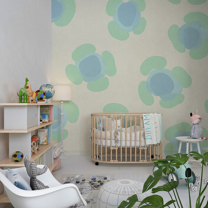 Papel de parede para quarto de bebé | Flores suaves em tons de azul e verde sobre fundo creme