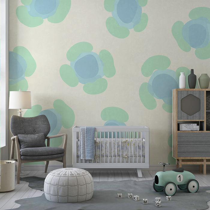 Papel de parede para quarto de bebé | Flores suaves em tons de azul e verde sobre fundo creme