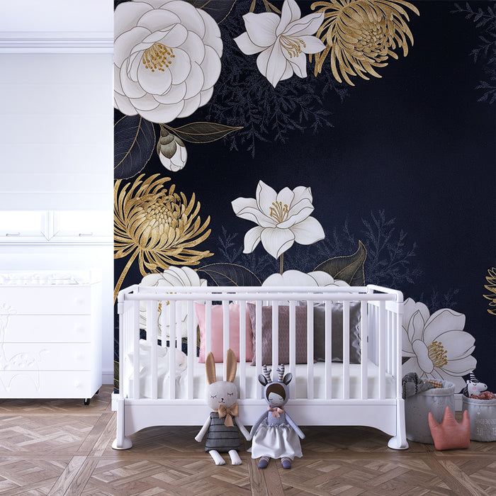 Babykamer behang | Elegant bloemenpatroon op een donkerblauwe achtergrond met gouden accenten