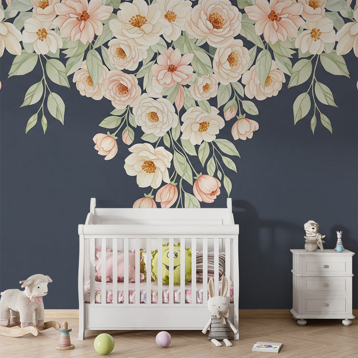 Babykamer behang | Bloemen en bladeren die vallen op een donkerblauwe achtergrond