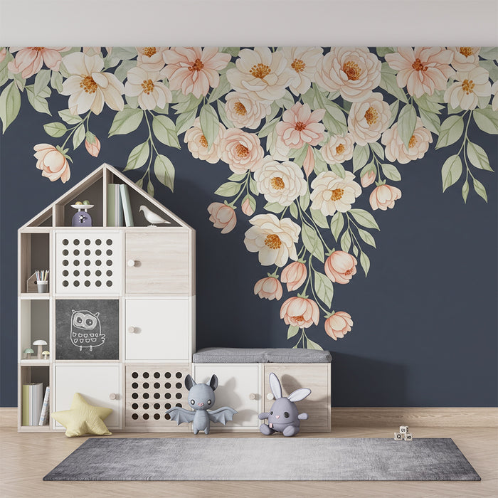 Babykamer behang | Bloemen en bladeren die vallen op een donkerblauwe achtergrond