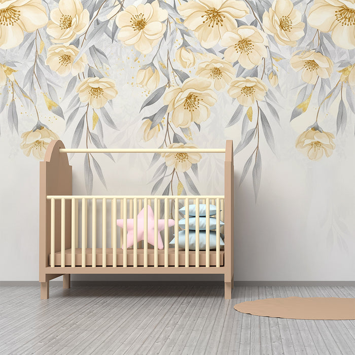 Babykamer behang | Hangende gele bloemen en pastelkleurig bladgroen