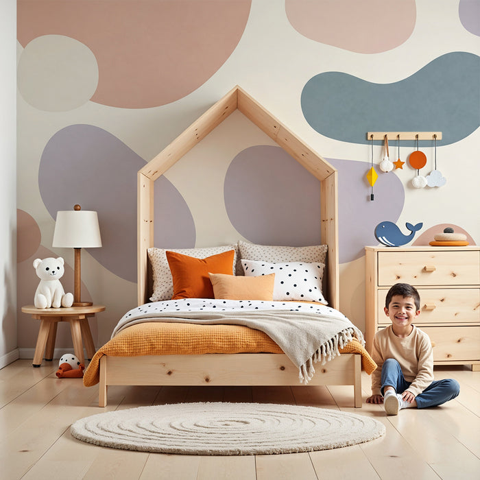 Babyzimmer Tapete | Organische Formen in sanften Farbtönen auf hellem Hintergrund