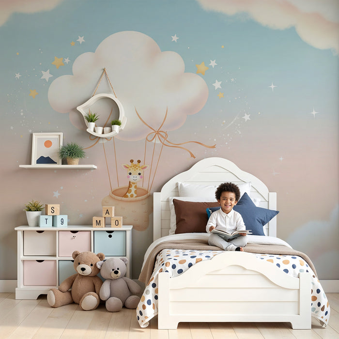 Papel de parede para quarto de bebé | Girafa numa nuvem com estrelas e céu pastel