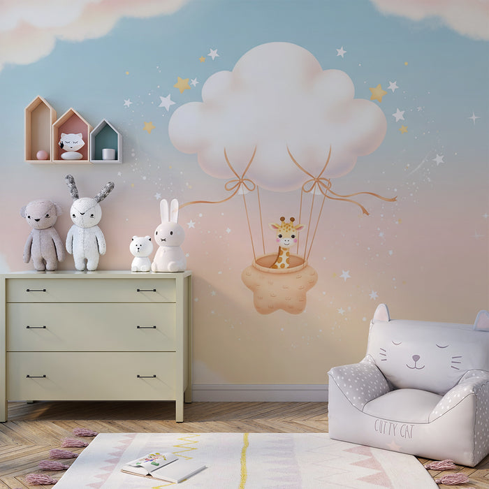 Papel de parede para quarto de bebé | Girafa numa nuvem com estrelas e céu pastel
