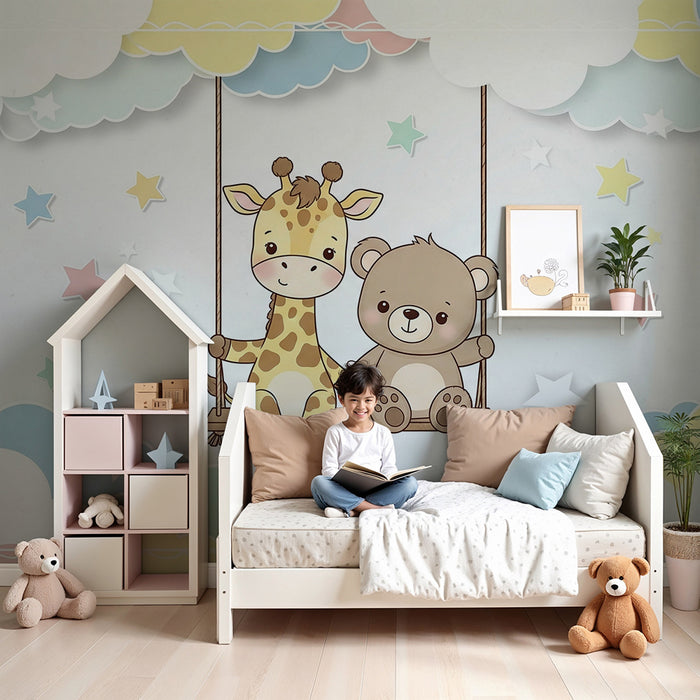 Papel pintado infantil | Jirafa y oso en columpio bajo las nubes