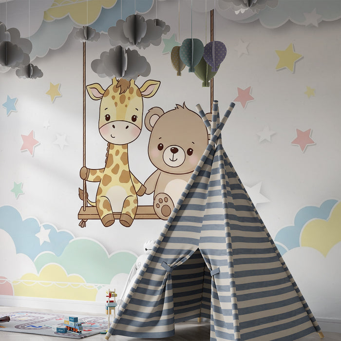 Papel pintado infantil | Jirafa y oso en columpio bajo las nubes