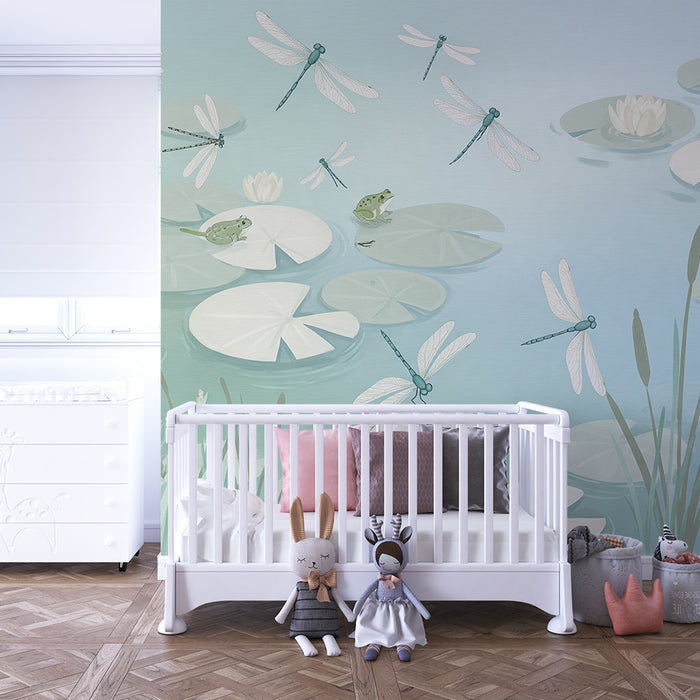 Papier peint chambre bébé | Grenouilles et libellules sur un étang paisible
