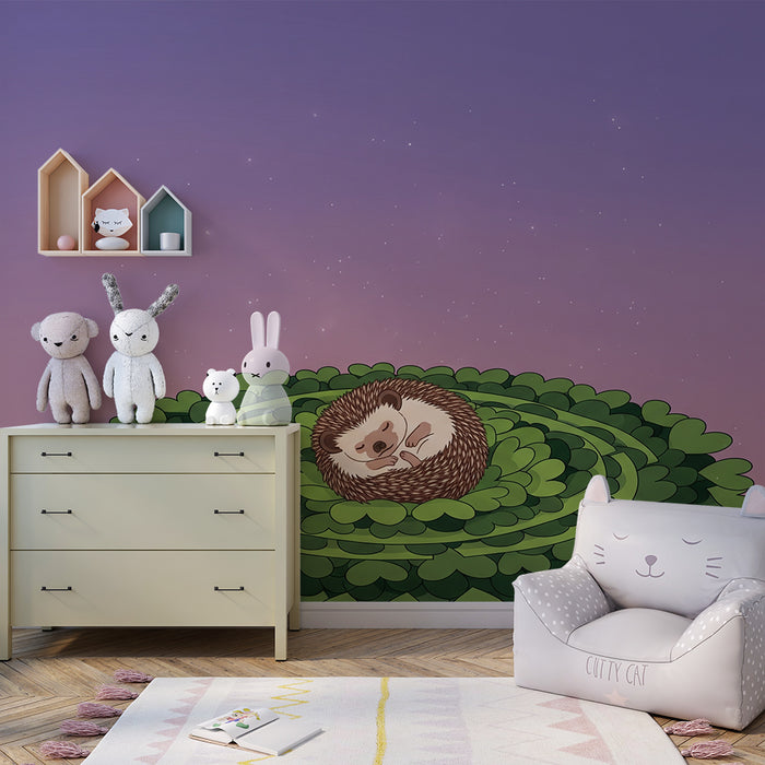 Papier peint chambre bébé | Hérisson endormi sur un lit de feuilles vertes sous un ciel étoilé