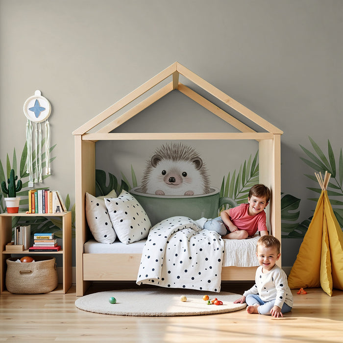 Papel de parede quarto bebê | Srčkan ježek v skodelici obdan z tropskim listjem