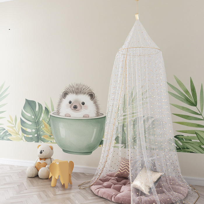 Papel de parede quarto bebê | Srčkan ježek v skodelici obdan z tropskim listjem