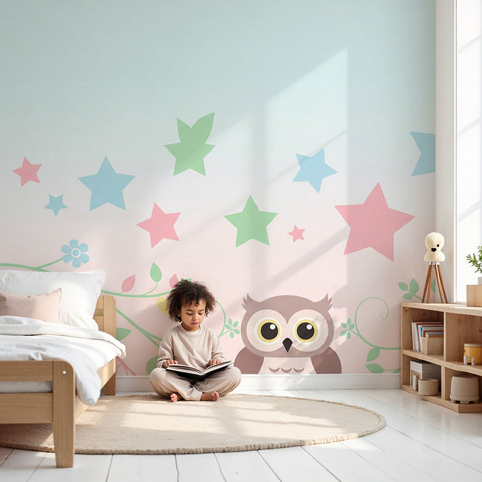 Babykamer behang | Schattige uil en kleurrijke sterren op een pastel achtergrond