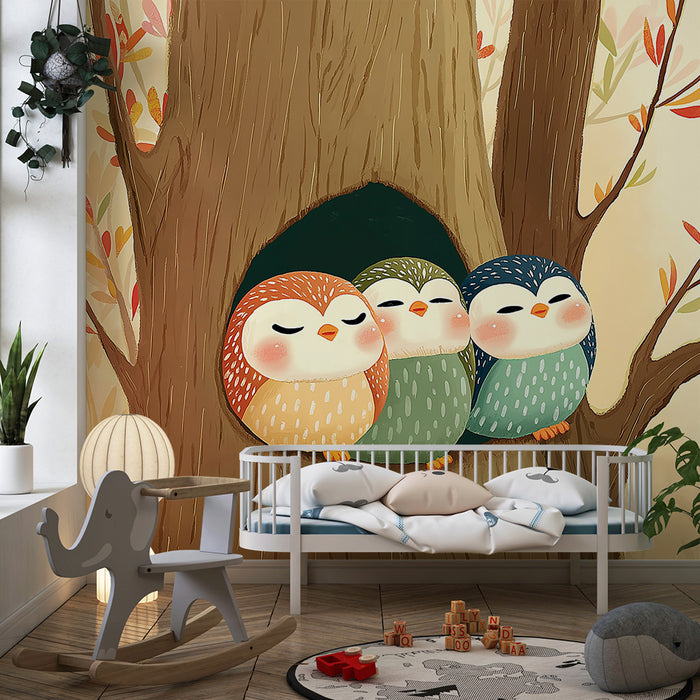 Babykamer behang | Slapende uilen in een boom met gekleurde bladeren