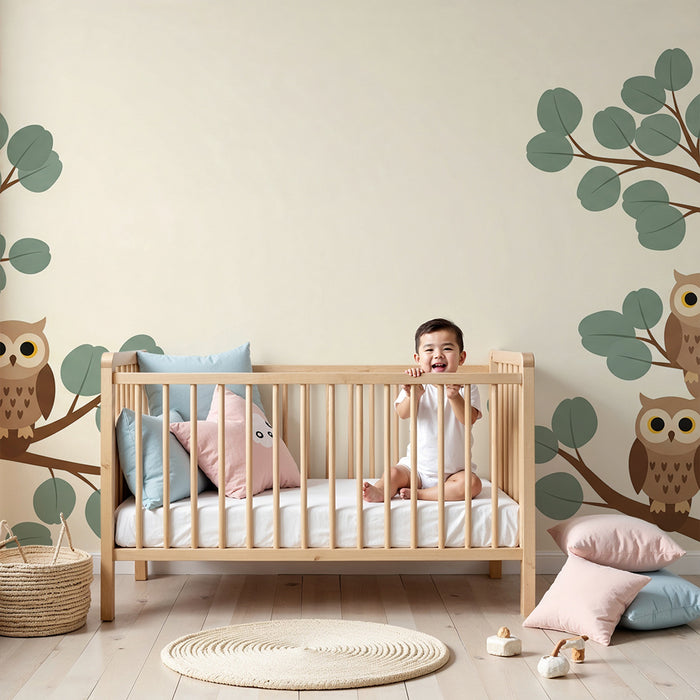 Papier peint chambre bébé | Hiboux mignons perchés sur des branches feuillues