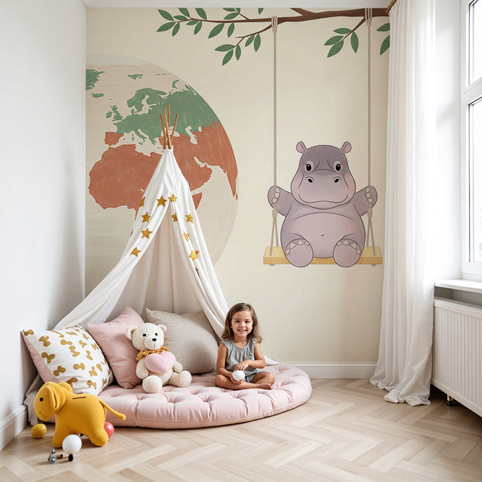 Papel pintado infantil | Hipopótamo feliz en un columpio con el mundo de fondo
