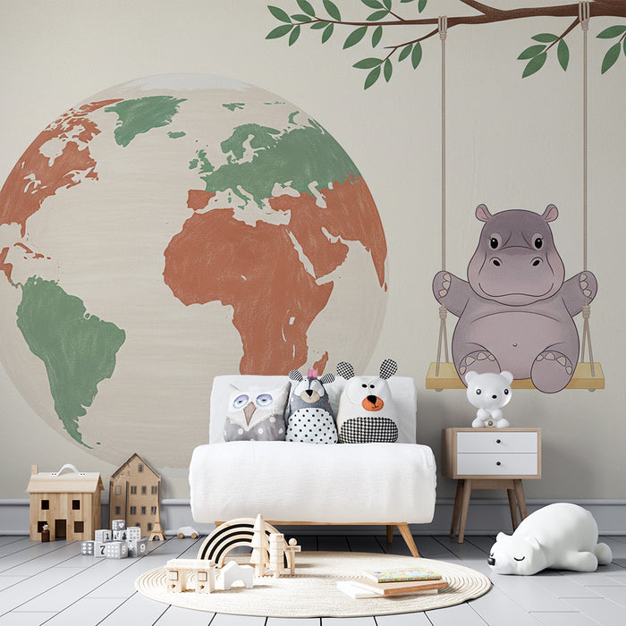 Papel pintado infantil | Hipopótamo feliz en un columpio con el mundo de fondo