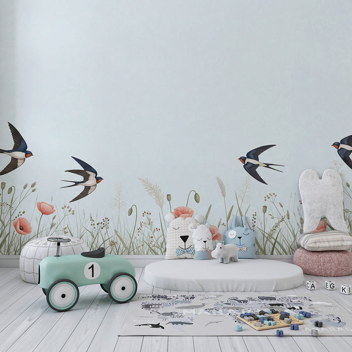 Papier peint chambre bébé | Hirondelles et coquelicots dans un champ verdoyant