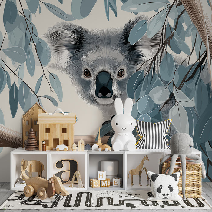 Babyzimmer Tapete | Neugieriger Koala unter Eukalyptusblättern