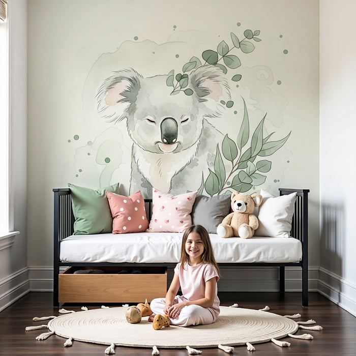 Papier peint chambre bébé | Koala doux entouré de feuillage eucalyptus