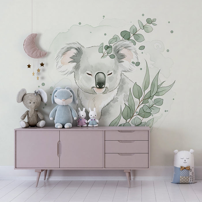 Papier peint chambre bébé | Koala doux entouré de feuillage eucalyptus