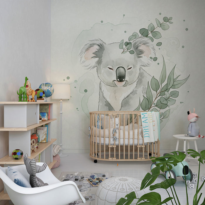 Papier peint chambre bébé | Koala doux entouré de feuillage eucalyptus