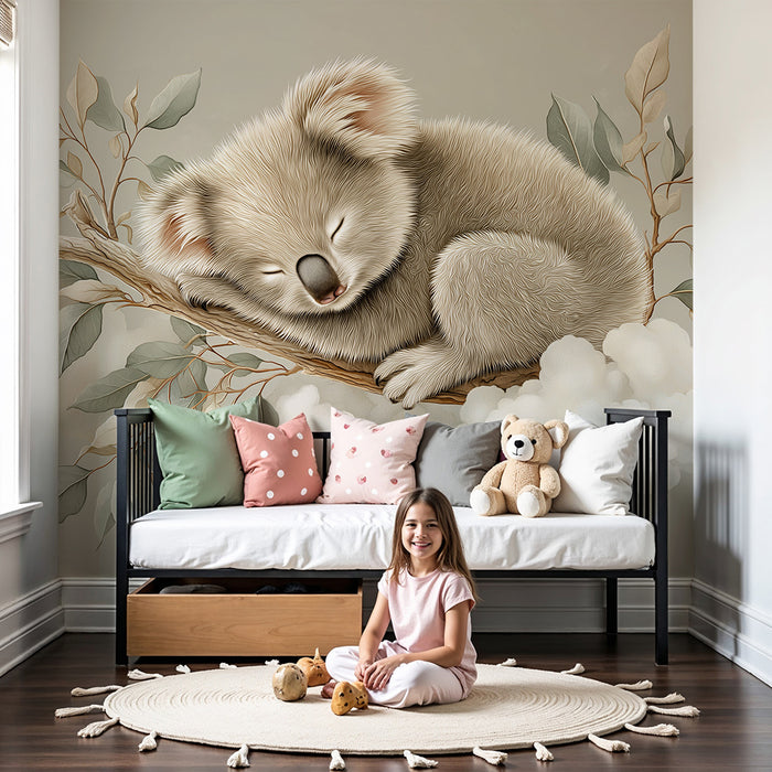 **Tapete Babyzimmer | Schlafender Koala auf einem Ast mit sanftem Blattwerk**