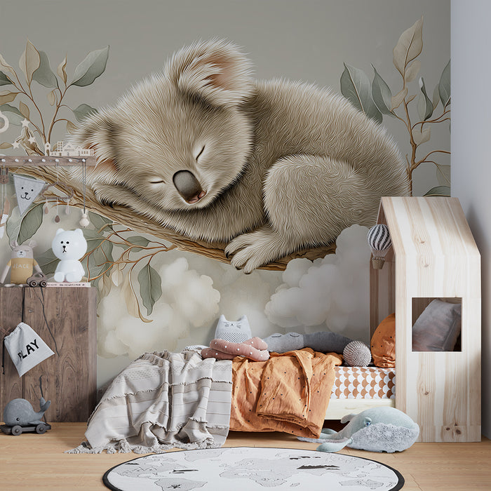 **Tapete Babyzimmer | Schlafender Koala auf einem Ast mit sanftem Blattwerk**