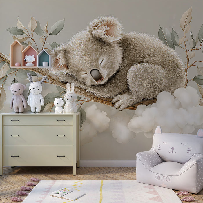 **Tapete Babyzimmer | Schlafender Koala auf einem Ast mit sanftem Blattwerk**