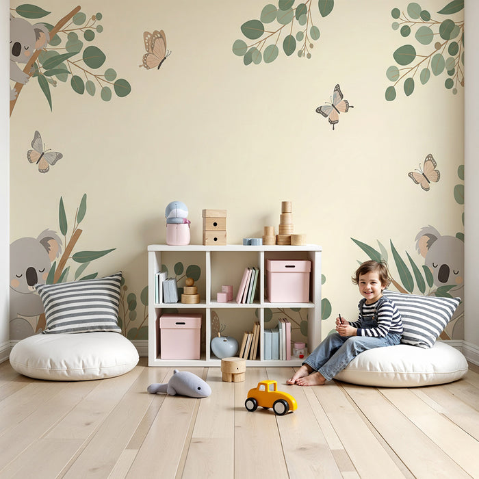 Papier peint chambre bébé | Koalas endormis et papillons dans un décor végétal doux
