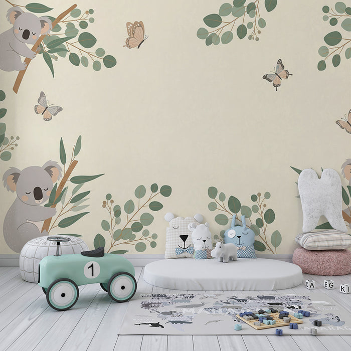 Papier peint chambre bébé | Koalas endormis et papillons dans un décor végétal doux