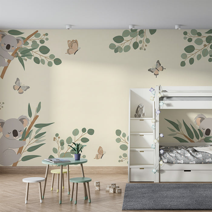 Papier peint chambre bébé | Koalas endormis et papillons dans un décor végétal doux
