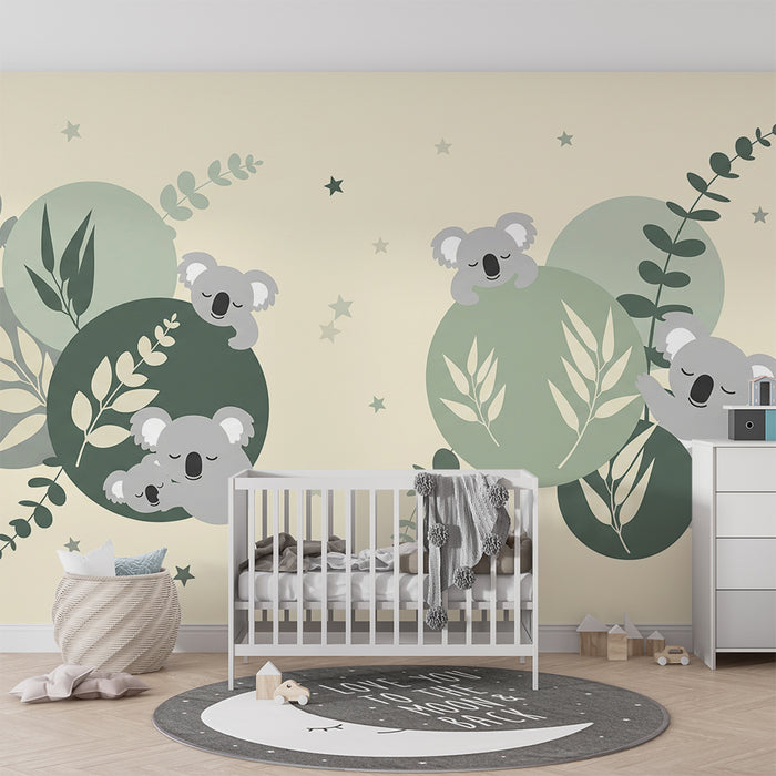 Papier peint chambre bébé | Koalas endormis sur des cercles doux et feuillage apaisant