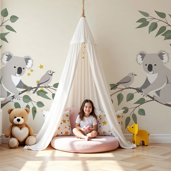 Papier peint chambre bébé | Koalas et oiseaux sur des branches feuillues