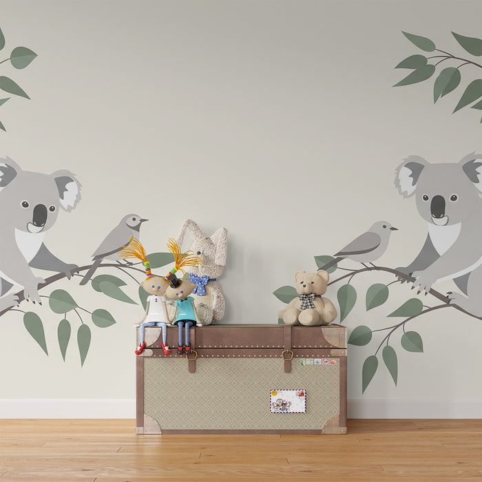 Papier peint chambre bébé | Koalas et oiseaux sur des branches feuillues