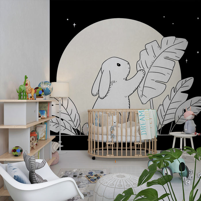 Barntapet | Nyfiken kanin under månen med tropiskt lövverk