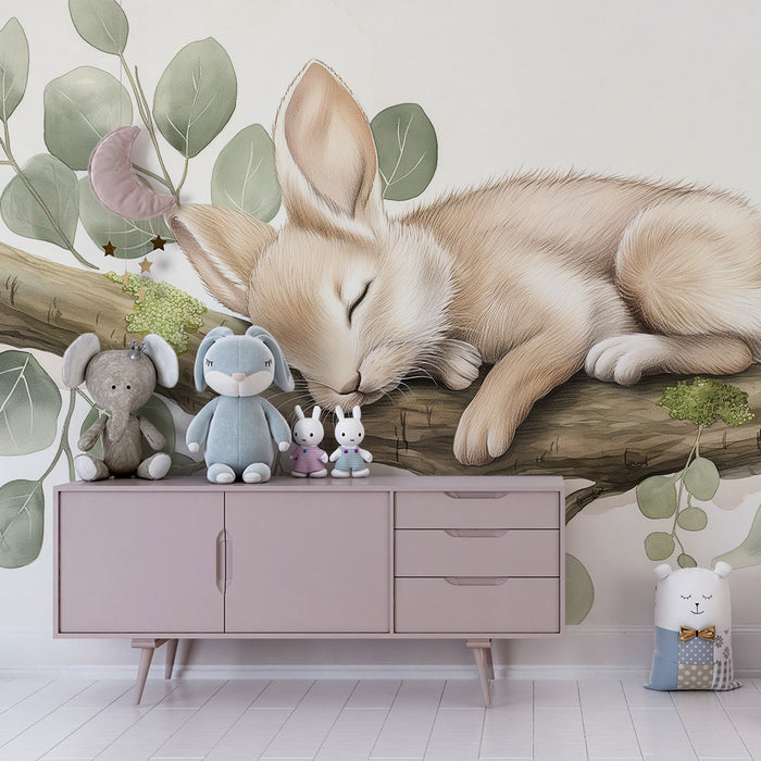 Barntapet | Sovande kanin på en gren omgiven av mjuka löv