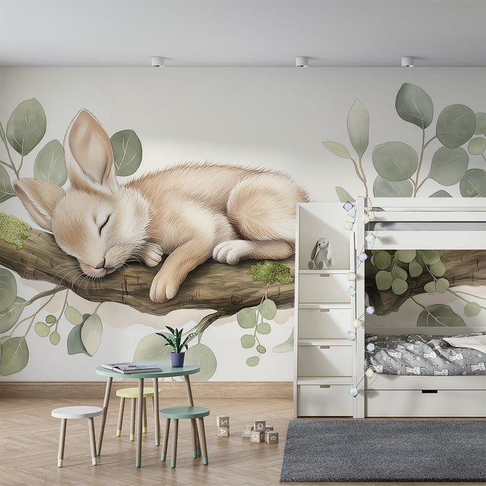 Barntapet | Sovande kanin på en gren omgiven av mjuka löv