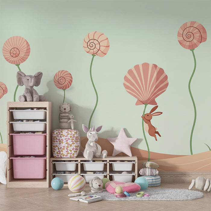 Papel de parede para quarto de bebé | Coelho brincalhão e conchas coloridas numa paisagem suave
