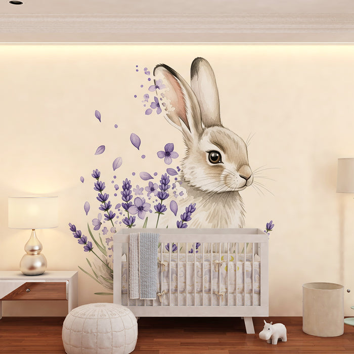 Papier peint chambre bébé | Lapin mignon entouré de lavande et de fleurs violettes
