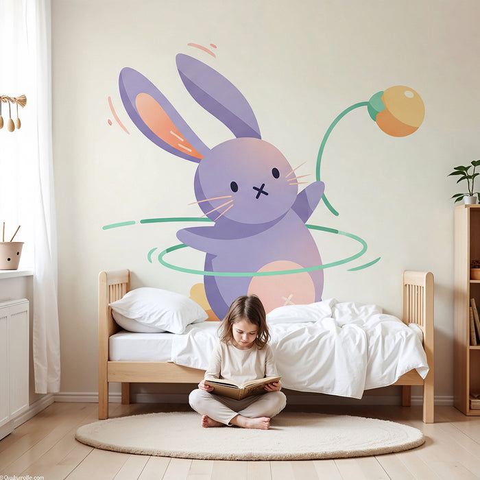 Lastenhuoneen tapetti | Violetti tanssiva pupu värikkään lelun kanssa