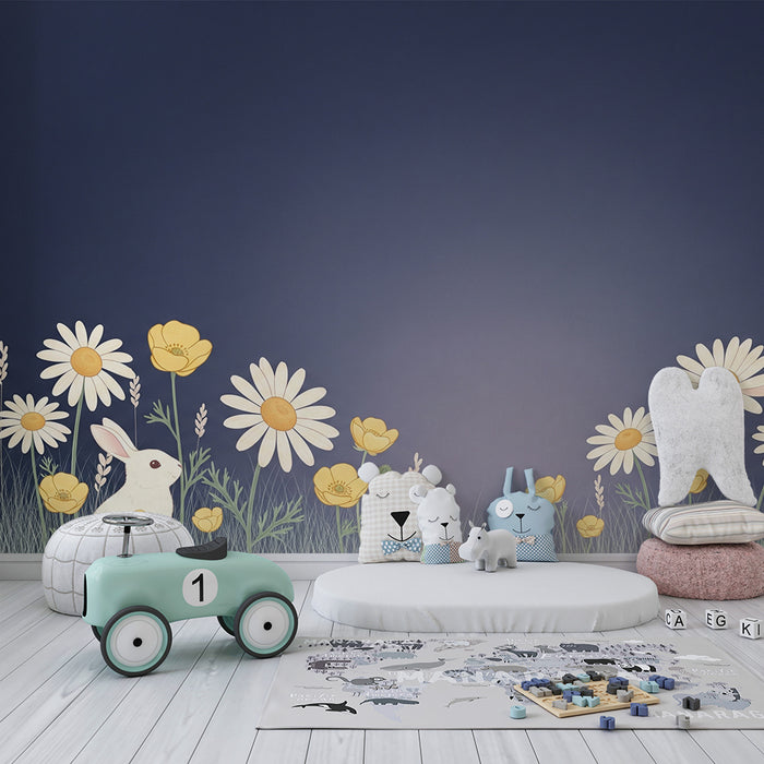 Lastenhuoneen tapetti | Suloiset puput ja kirkkaat kukat yönsinistä taustaa vasten