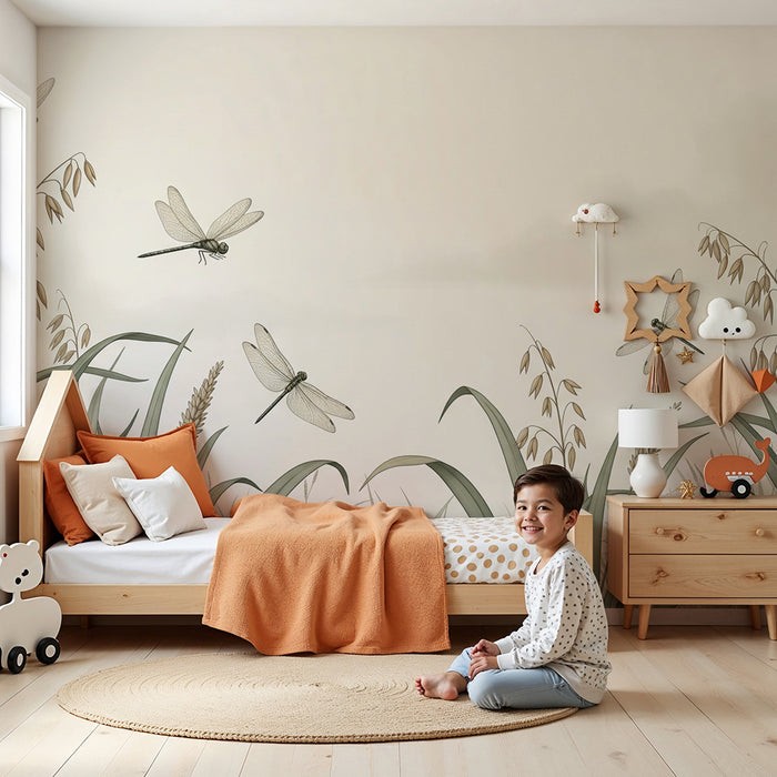 Papier peint chambre bébé | Libellules et herbes douces dans un paysage apaisant
