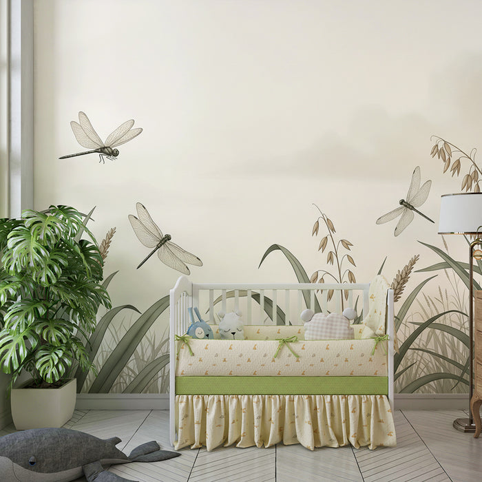 Papier peint chambre bébé | Libellules et herbes douces dans un paysage apaisant