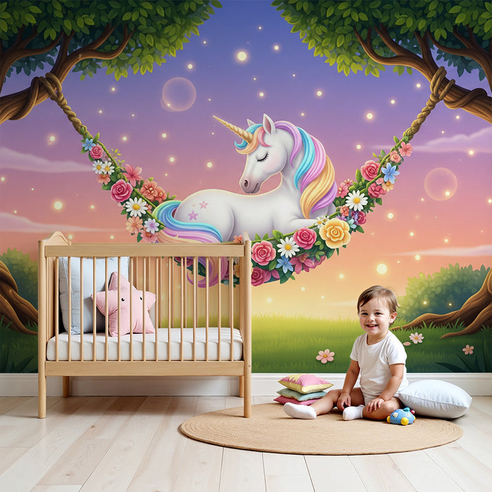 Babyzimmer-Tapete | Schlafendes Einhorn in einer Blumen-Hängematte unter pastellfarbenem Himmel