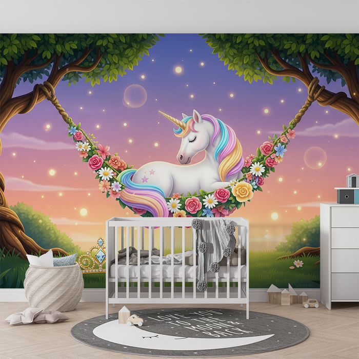 Babyzimmer-Tapete | Schlafendes Einhorn in einer Blumen-Hängematte unter pastellfarbenem Himmel