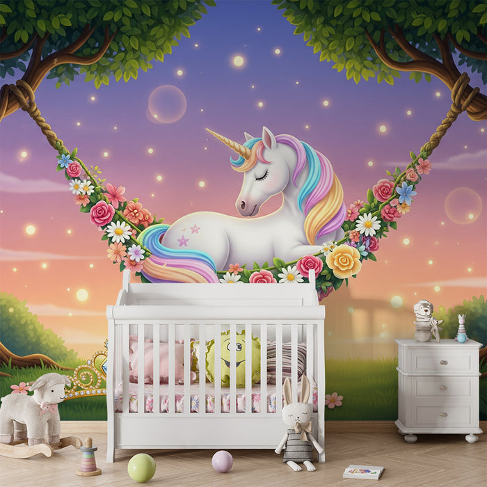 Babyzimmer-Tapete | Schlafendes Einhorn in einer Blumen-Hängematte unter pastellfarbenem Himmel