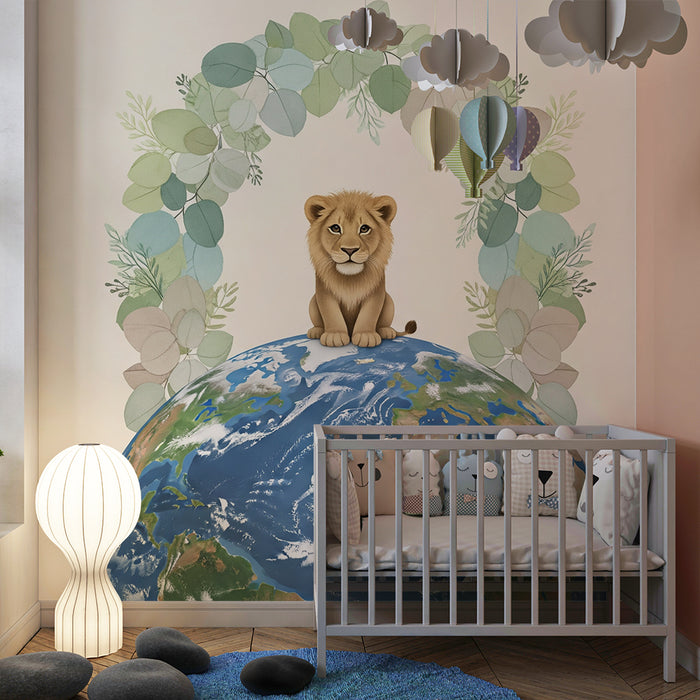Babykamer behang | Schattige leeuw op aarde omringd door zachte bladeren